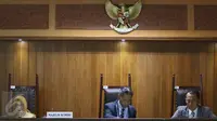 Majelis komisi persidangan membacakan putusan sidang kasus dugaan pelanggaran praktik kartel antara PT Yamaha Indonesia Motor Manufacturing (YIMM) dan PT Astra Honda Motor (AHM) di Ruang Sidang KPPU, Jakarta, Senin (20/2). (Liputan6.com/Immanuel Antonius)