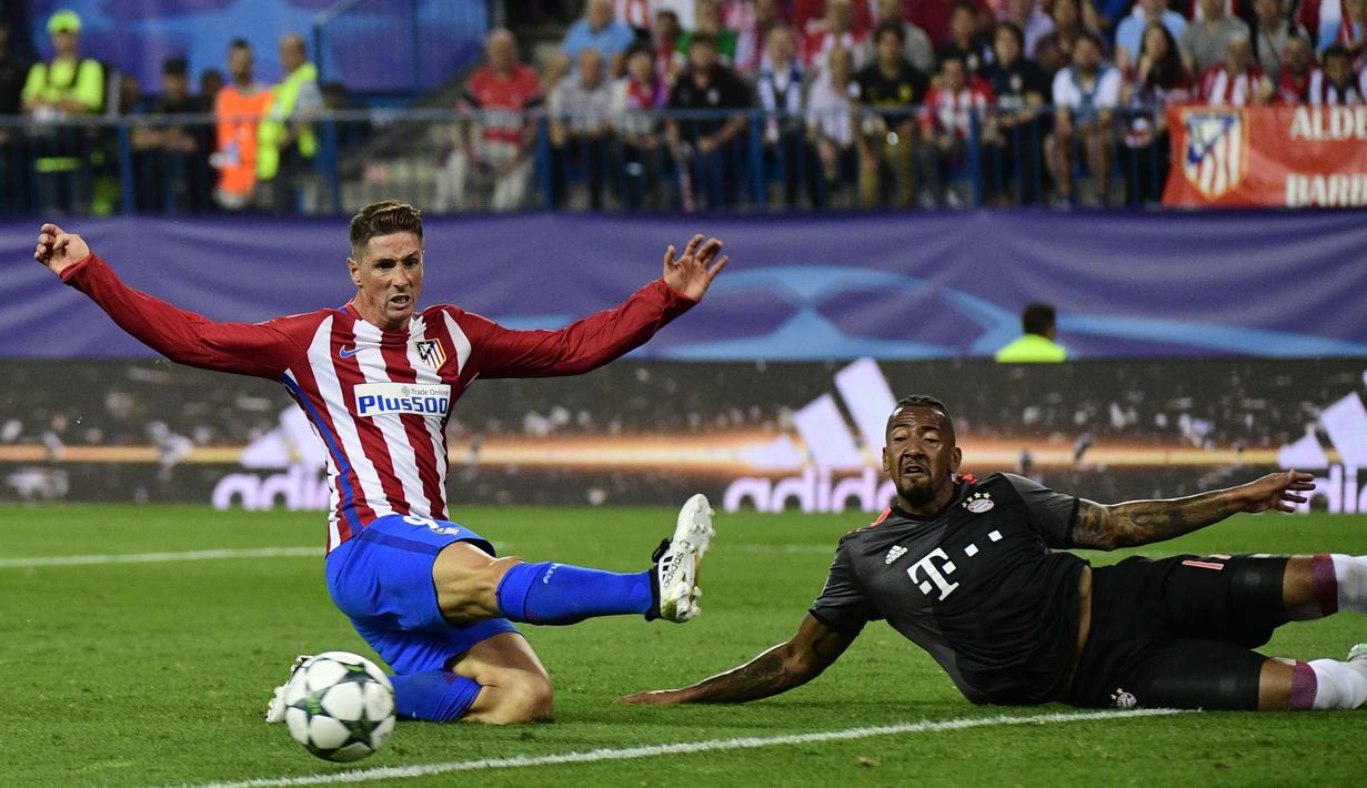 Sepakan Fernando Torres diblok oleh pemain Bayern Munich,  Jerome Boateng pada laga grup D Liga Champions di Vicente Calderon stadium, Madrid, Kamis (29/9/2016) dini hari WIB. (AFP/Pierre Philippe Marcou)