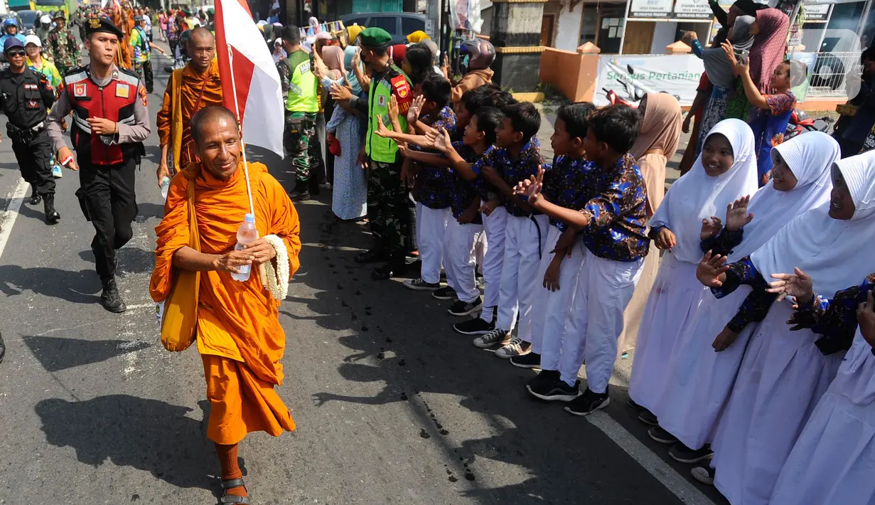 Perjalanan para Biksu ini mendapat pengawalan polisi, tentara, hingga ormas. (merdeka.com/Arie Basuki)
