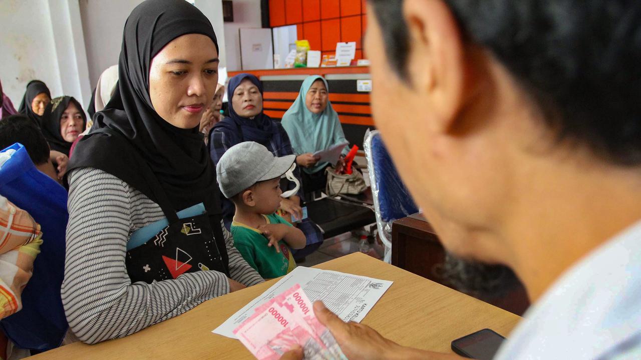FOTO: Warga Antre Memadati Kantor Pos untuk Mengambil BLT Kesra 2025