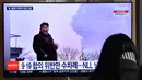 Seorang perempuan menonton layar televisi yang menayangkan siaran berita dengan rekaman file pemimpin Korea Utara Kim Jong Un, di sebuah stasiun kereta api di Seoul, Sabtu (31/12/20220). Tidak termasuk peluncuran rudal pada hari ini, Kantor berita Yonhap melaporkan, Korea Utara telah menembakkan sekitar 70 rudal balistik tahun ini, termasuk sekitar delapan rudal balistik antarbenua (ICBM). (Jung Yeon-je / AFP)