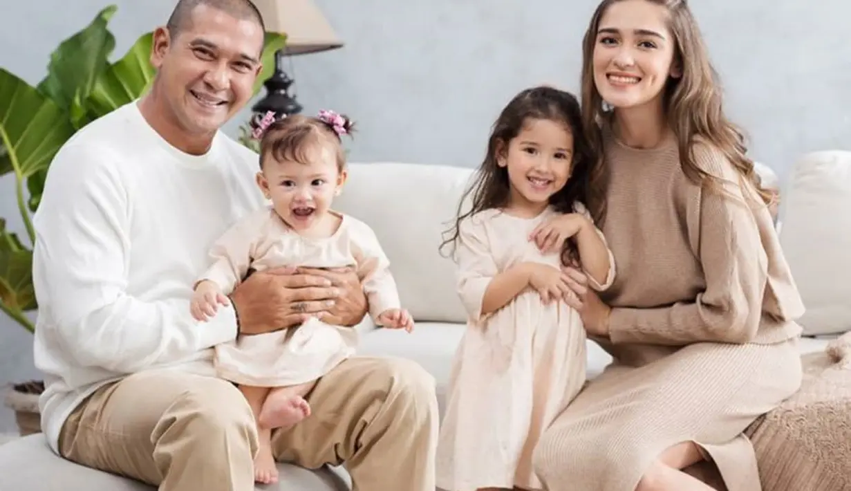 <p>Yasmine Wildblood dan Abi Yapto (Instagram/abishalom234sc)</p>