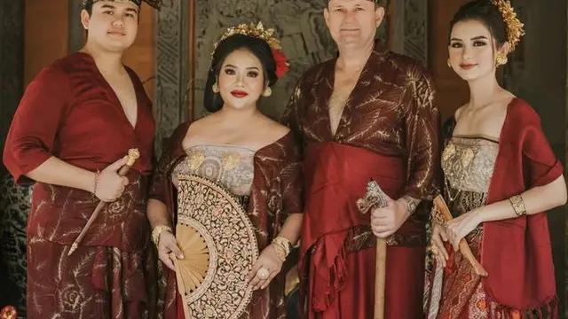 Sarah Menzel kekasih Azriel Hermansyah saat Kenakan Baju Adat Bali. [@luhde_menzel]