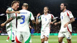 Bek Italia #03, Federico Dimarco, merayakan gol pertama timnya bersama penyerang Italia #09, Mateo Retegui, bek Italia #05, Riccardo Calafiori, dan gelandang Italia #08 Sandro Tonali selama pertandingan Grup A2 UEFA Nations League antara Prancis dan Italia di Parc des Princes di Paris pada 6 September 2024. (FRANCK FIFE/AFP)