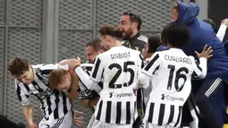 Para pemain Juventus merayakan gol pertama ke gawang Atalanta yang dicetak striker Dejan Kulusevski (kedua dari kiri) dalam laga final Coppa Italia 2020/2021 di Mapei Stadium, Rabu (19/5/2021). Juventus menang 2-1 dan menjadi juara. (AP/Antonio Calanni)