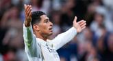 Pemain Real Madrid, Jude Bellingham, melakukan selebrasi setelah mecetak gol ke gawang Juventus pada matchday 3 fase liga Liga Champions 2025/2026 di Stadion Santiago Bernabeu, Kamis (23/10) dini hari WIB. (AP Photo/Manu Fernandez)