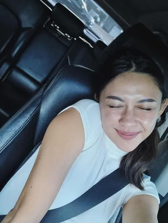 Foto terakhir ini menampilkan Nana Mirdad yang bare face. Ia tampak tak takut menampilkan versi dirinya yang apa adanya tanpa menggunakan makeup, membuktikan pancaran cantik dirinya yang berasal dari dalam. Foto: Instagram.