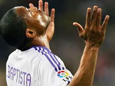 Real Madrid&#039;s Brazilian Julio Cesar Baptista reacts after losing a goal during their Spanish league football match Real Madrid versus Espanyol at the Santiago Bernabeu stadium, on March 08, 2008 in Madrid. AFP PHOTO/PHILIPPE DESMAZES