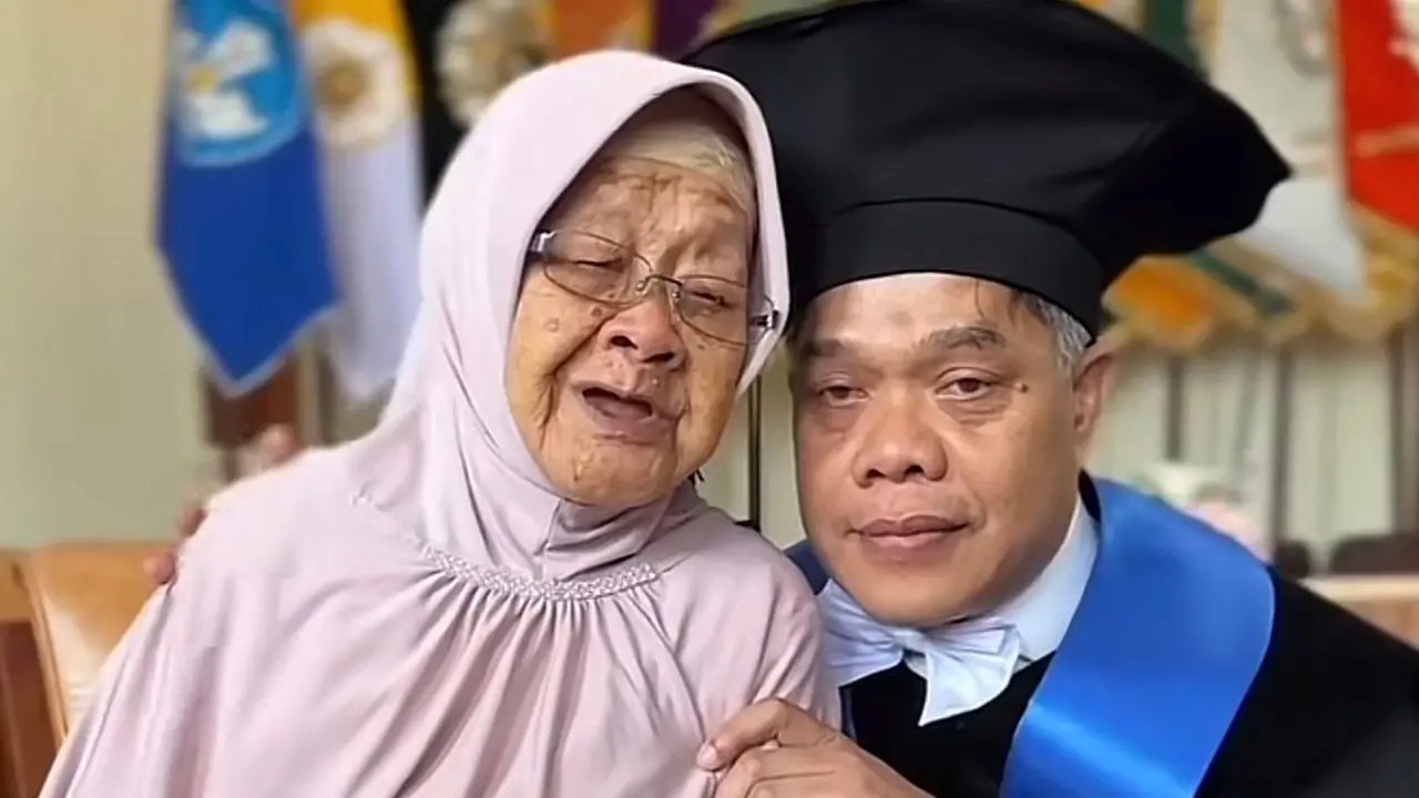 Sarjiya, guru besar di Universitas Gajah Mada (UGM) yang seorang anak penjual gula, namun mampu meraih gelar akademik profesor. (Dok: @panoramakulonprogo)