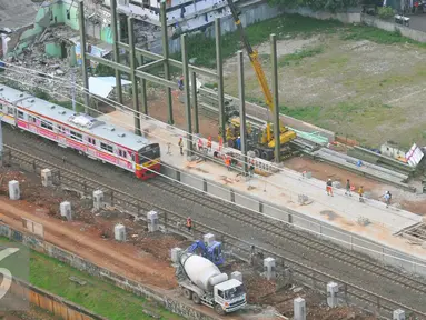 Pemandangan dari atas, pekerja tengah mengerjakan proyek jalur kereta Api Bandara di Jakarta, Rabu (28/12). PT Kereta Api Indonesia menyatakan bahwa pembangunan Kereta Bandara Internasional Soekarno-Hatta masih sesuai rencana. (Liputan6.com/Angga Yuniar)