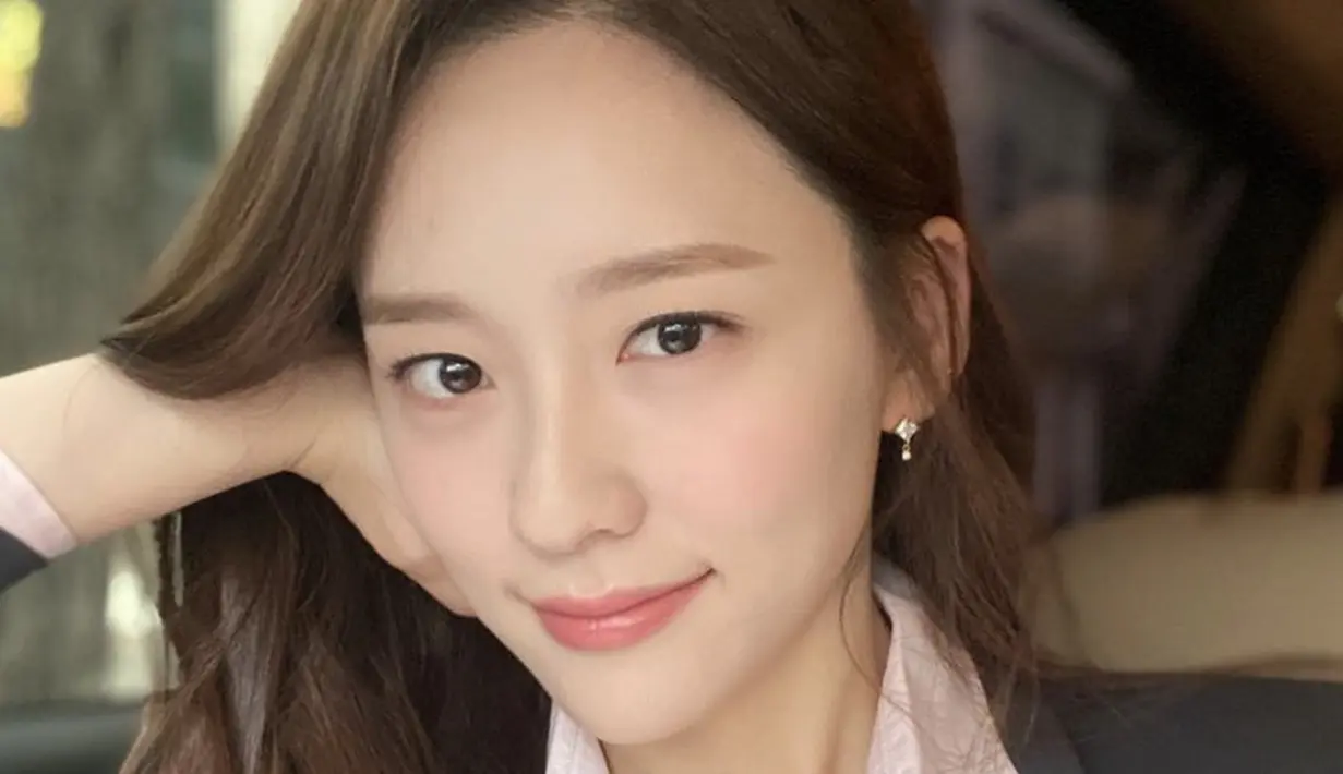 Saat bermakeup, Park Ji Hyun cukup mengenakan kosmetik tipis untuk blushon pink dan lipstik warna senada. @voyavivirel