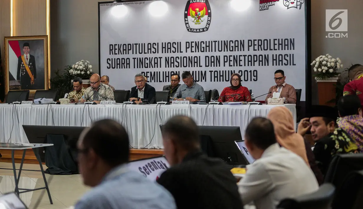 Ketua KPU Arief Budiman (dua kiri) memimpin rapat Rekapitulasi Hasil Penghitungan Perolehan Suara Tingkat Nasional dan Penetapan Hasil Pemilihan Umum Tahun 2019 di Jakarta, Minggu (19/5/2019). Rapat menetapkan perolehan suara dari Sulawesi Selatan dan PPLN Kuala Lumpur. (Liputan6.com/Faizal Fanani)