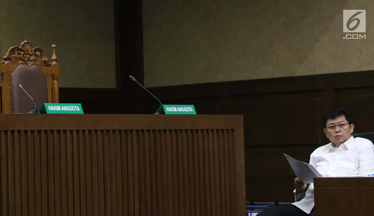 Terdakwa dugaan menghalangi proses penyidikan KPK terhadap Eddy Sindoro, Lucas saat mengikuti sidang lanjutan di Pengadilan Tipikor Jakarta, Kamis (24/1). Sidang mendengar keterangan dua orang saksi dari JPU KPK. (Liputan6.com/Helmi Fithriansyah)
