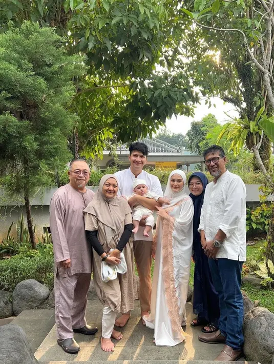 Tahun ini, Yasmine memang tidak pulang ke Malaysia untuk merayakan hari raya idul fitri bersama keluarganya