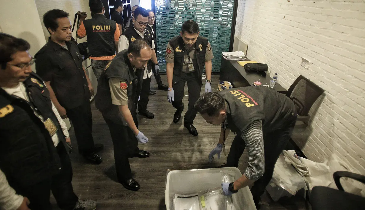 Satgas Anti Mafia Bola Polri mengamankan barang bukti hasil penggeledahan dari kantor PSSI di FX Tower, Jakarta, Rabu (30/1). Dokumen tersebut berkaitan dengan anggaran tahun 2017 dan 2018 dari PSSI. (Liputan6.com/Faizal Fanani)
