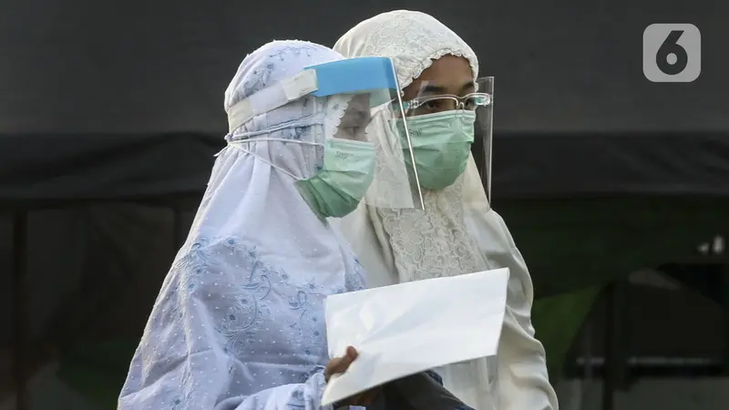 FOTO: Pandemi, Salat Id di Masjid Al-Azhar Terapkan Protokol Kesehatan