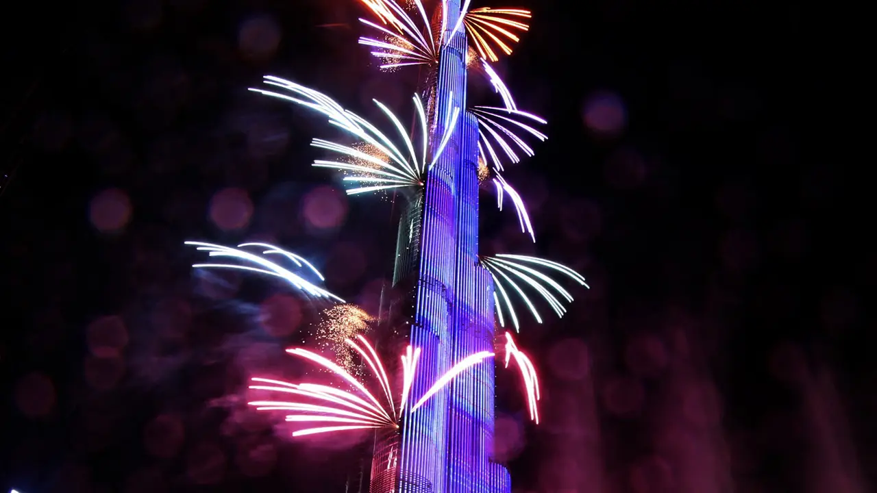 FOTO: Burj Khalifa Bermandikan Kembang Api di Malam Tahun Baru 2022