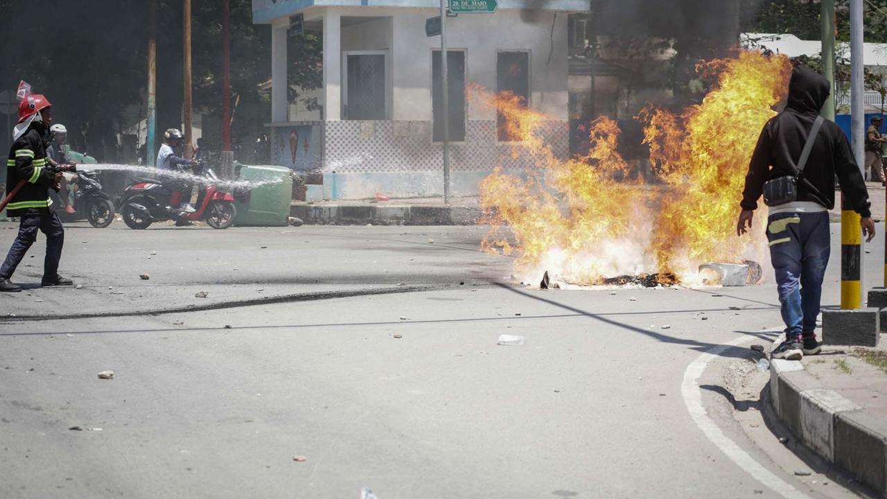 FOTO: Demo Hari Kedua, Mahasiswa Timor Leste Bentrok dengan Polisi