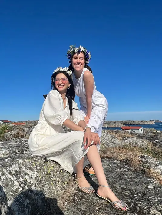 Meski Raline tampak menikmati festival tersebut, netizen justru dibuat ngeri dengan foto-foto yang dibagikan perempuan kelahiran 4 Maret 1985 itu. [Foto: IG/ralineshah].