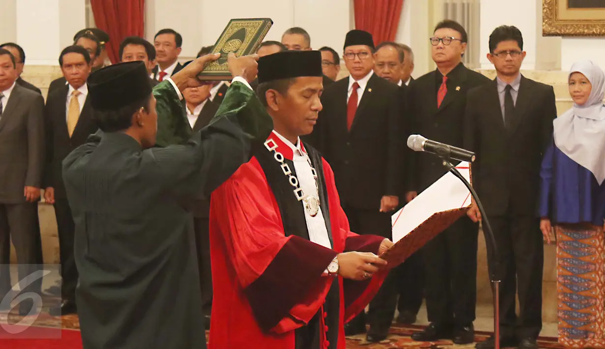Hakim MK, Saldi Isra saat pengambilan sumpah di Istana Negara, Jakarta, Selasa (11/4). Saldi dilantik berdasarkan Surat Keputusan Presiden No 40P Tahun 2017 tentang pengangkatan hakim konstitusi, yang diajukan Presiden. Liputan6.com/Angga Yuniar)