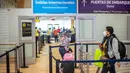 Penumpang memasuki gate keberangkatan Bandara Internasional Jorge Chavez di Callao, Peru, Senin (5/10/2020). Peru pada Senin (5/10) membuka kembali penerbangan penumpang internasional yang dihentikan pada Maret di tengah pandemi COVID-19.  (ERNESTO BENAVIDES/AFP)