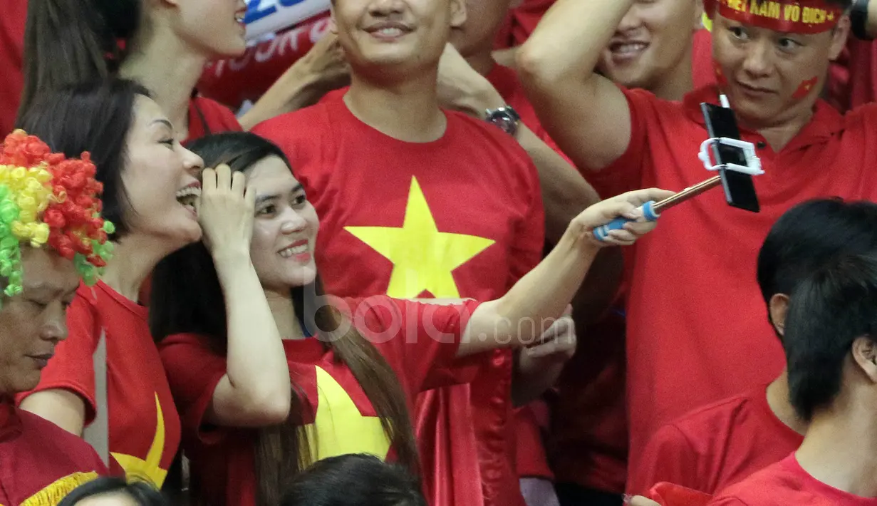 Fans cantik Vietnam berfoto selfie sebelum laga semifinal AFF Cup 2016 antara Indonesia melawan Vietnam di Stadion Pakansari, Bogor, (03/12/2016). (Bola.com/Nicklas Hanoatubun)