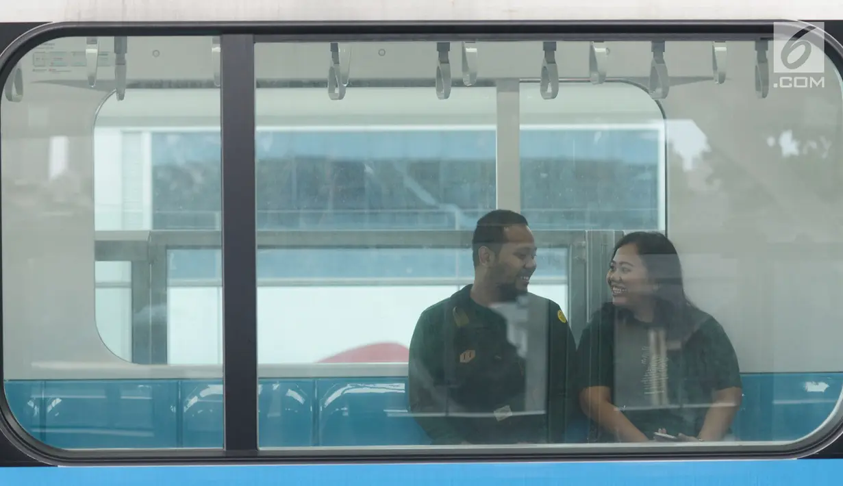 Penumpang menunjukkan pin saat mengikuti uji coba publik Mass Rapid Transit (MRT) di Jakarta, Selasa (12/3). MRT Jakarta mengangkut 4.000 penumpang pada uji coba publik hari pertama. (merdeka.com/Imam Buhori)