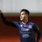 Arema FC sudah unggul pada menit keempat. M. Rafli dari situasi tendangan bebas jarak jauh yang dilepaskannya berhasil mencetak gol yang membawa Singo Edan unggul. (Bola.com/Bagaskara Lazuardi)