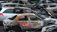 Ribua mobil hangus terbakar saat pergantian malam tahun baru (1/1/2018). (The Local France)