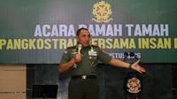 Pangkostrad, Edy Rahmayadi memberikan sambutan saat menjamu wartawan pada acara ramah tamah pencalonan dirinya sebagai Ketua Umum PSSI di Makostrad, Gambir, Jakarta Pusat. (Bola.com/Nicklas Hanoatubun)