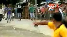 Dua kelompok pemuda terlibat tawuran di Jalan Hae Mokodompit, Kendari, Sultra. Sepeda motor milik kamerawan televisi nasional menjadi sasaran pembakaran. 