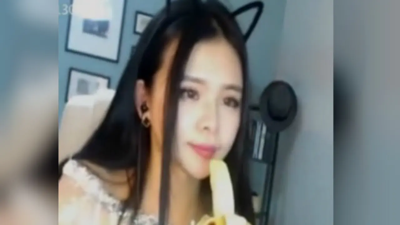 Pemerintah China melarang aksi memakan pisang dengan gaya menggoda yang di-publish secara online