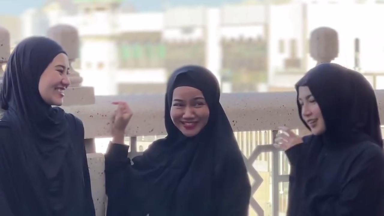 Ke Tanah Suci Bersama, 7 Potret Mahalini dan Aaliyah Massaid Selama Umrah - Penampilannya Tuai Pujian