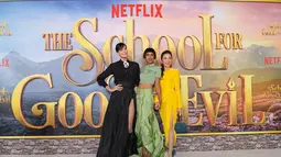 Charlize Theron, Kerry Washington dan Michelle Yeoh menghadiri World Premiere Of Netflix's School For Good And Evil di Regency Village Theatre pada 18 Oktober 2022 di Los Angeles, California. (CHARLEY GALLAY / GETTY IMAGES NORTH AMERICA / GETTY IMAGES VIA AFP)