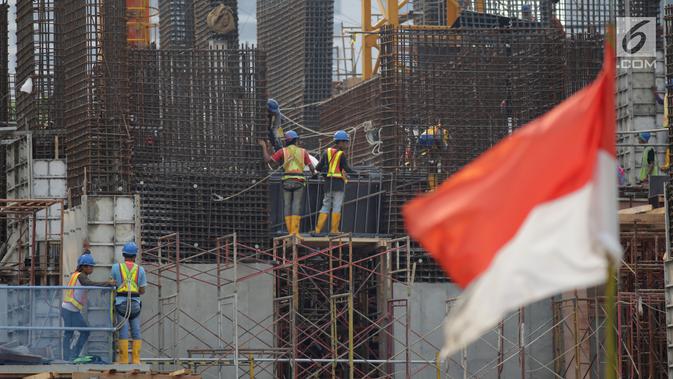 Pekerja tengah mengerjakan proyek pembangunan gedung bertingkat di Jakarta, Sabtu (15/12). Bank Indonesia (BI) memprediksi pertumbuhan ekonomi pada tahun 2019 mendatang tidak jauh berbeda dari tahun ini. (Liputan6.com/Angga Yuniar)