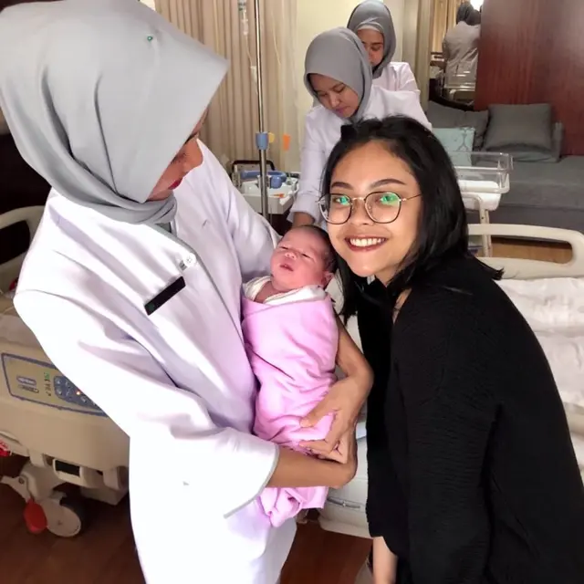 6 Potret Kedekatan Sakina Tama dan Salima Anak Gista Putri, Bikin Gemas