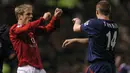 Bek Manchester United, Phil Neville (kiri) terlibat pertikaian dengan Portsmouth, Matthew Taylor pada laga Liga Inggris 2004/2005 di Old Trafford Stadium, Manchester (26/2/2005). Phil Neville menghuni posisi ke-10 dalam daftar 10 pemain dengan penampilan terbanyak di Liga Inggris dengan 505 penampilan. Hanya membela dua klub Manchester United dan Everton, ia tercatat 6 kali meraih trofi Liga Inggris bersama Setan Merah. (AFP/Paul Barker)