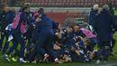 Pemain Skotlandia merayakan kemenangan atas Serbia pada pertandingan playoff Euro 2020 di Stadion Rajko Mitic, Beograd, Serbia, Kamis (12/11/2020). (AP Photo/Darko Vojinovic)