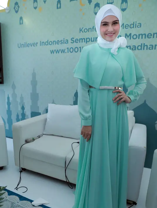 "So far banyak supportnya. Ada yang bilang 'Kok mau sih, disaat orang modern kamu kembali ke jadul'. Itu seninya gimana menyadarkan anak muda betapa berharganya budaya Indonesia," jelas Zee Zee. (Adrian Putra/Bintang.com)