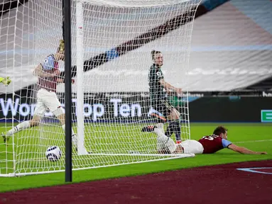 Pemain West Ham United Craig Dawson (kanan) melakukan selebrasi usai mencetak gol ke gawang Leeds United pada pertandingan Liga Inggris di Stadion London, London, Inggris, Senin (8/3/2021). West Ham United menang 2-0. (Ian Walton, Pool)