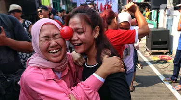 Warga mengikuti kegiatan lomba dalam rangka memeriahkan Hari Ulang Tahun (HUT) ke-78 Republik Indonesia (RI) di kawasan permukiman padat penduduk di Menteng, Jakarta, Kamis (17/8/2023). (Liputan6.com/Angga Yuniar)