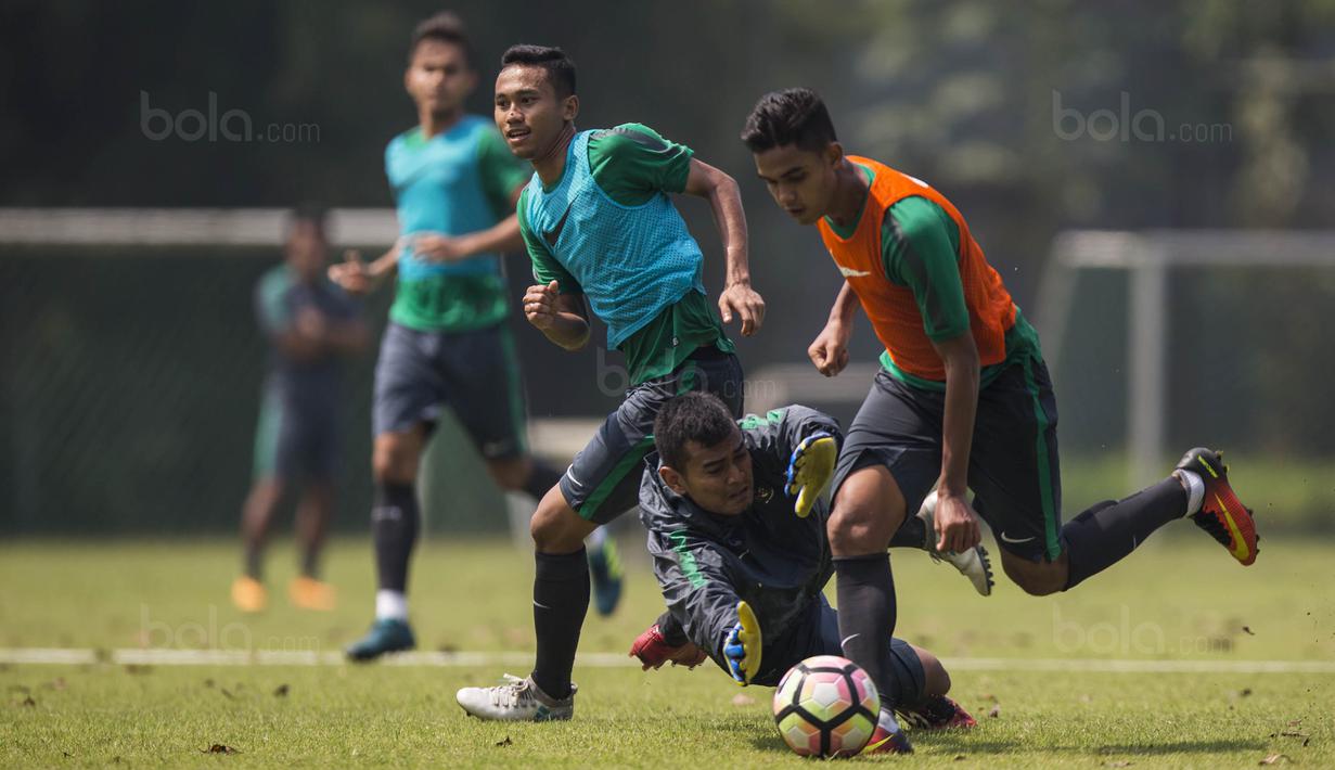 Pemain Timnas Indonesia U-22, Ricky Fajrin, berusaha mengejar Miftahul Hamdi saat latihan di Lapangan SPH Karawaci, Banten, Selasa (8/8/2017). Latihan dilakukan sebagai persiapan jelang SEA Games 2017 Malaysia. (Bola.com/Vitalis Yogi Trisna)