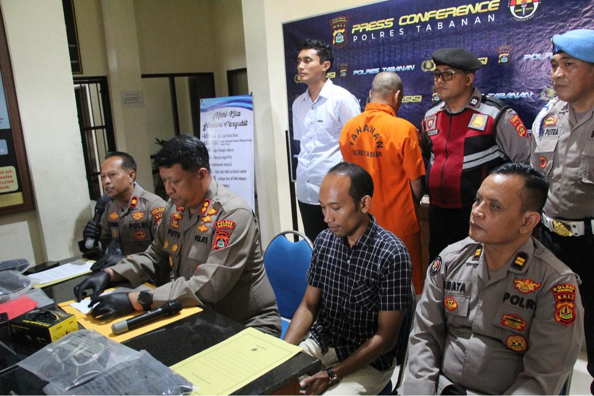Pelaku penikaman selingkuan saat diamankan di Mapolsek Selemadeg, Tabanan, Bali, Kamis (30/10)