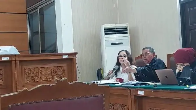 Nikita Mirzani trdi, da jo je Reza Gladys kriminalizirala v primeru izsiljevanja in pranja denarja