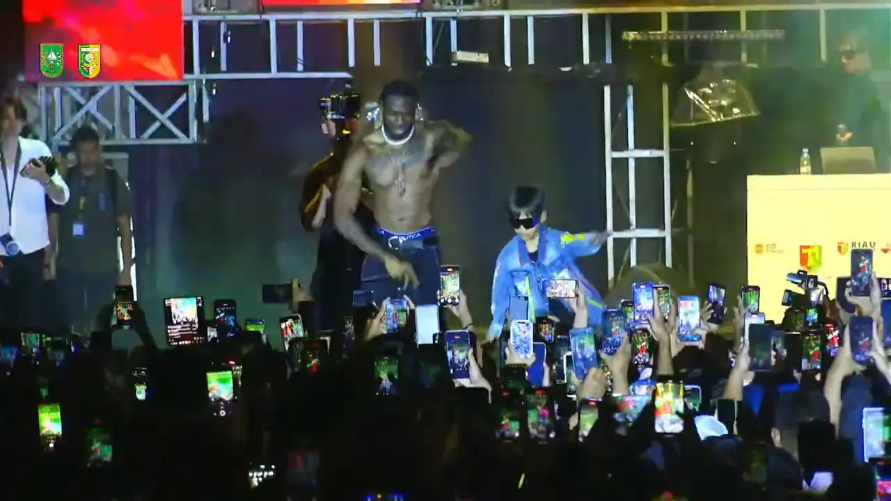 Aksi Rapper Melly Mike Tampil Bersama Rayyan Dhika di Malam Penutupan Festival Pacu Jalur 2025