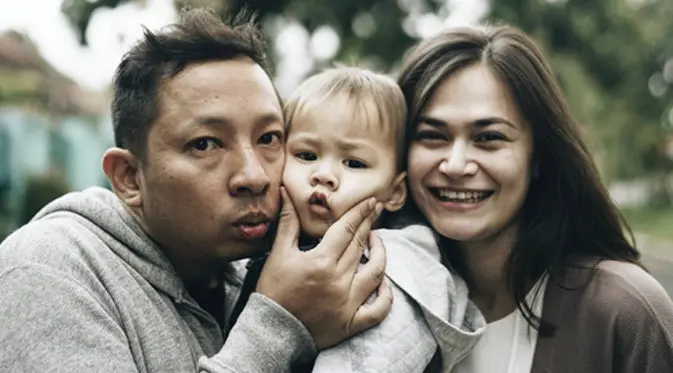 Keluarga kecil pasangan Ringgo Agus Rahman dan Sabai Morsheck selalu terlihat bahagia. Terlebih setelah kehadiran seorang anak laki-laki yang bernama Bjorka Dieter Morscheck. (Instagram/sabaidieter)