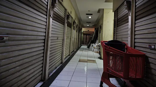 Suasana Pasar Gembrong Baru, tak banyak pengunjung yang datang.