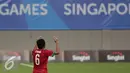 Gelandang timnas Indonesia U-23, Evan Dimas Darmono menadahkan tangan ke atas saat berlaga melawan Filipina di penyisihan Grup A Sea Games 2015 di Stadion Jalan Besar, Singapura, Selasa (9/6/2015). Indonesia unggul 2-0. (Liputan6.com/Helmi Fithriansyah)