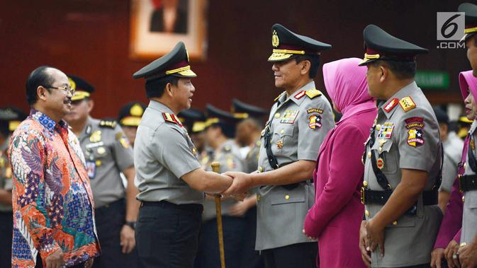 Kapolri Jenderal Tito Karnavian menyalami pejabat tinggi Polri saat sertijab di Jakarta, Kamis (24/1). Tito berpesan kepada pejabat yang baru untuk mengemban tugas secara amanah. (Merdeka.com/Imam Buhori)