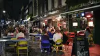 Orang-orang makan dan minum di luar di Soho, di London, Selasa (22/9/2020). Perdana Menteri Inggris, Boris Johnson, telah mengumumkan bahwa pub dan restoran tutup pada pukul 10 malam, karena lonjakan kasus virus corona di seluruh Inggris. (AP Photo / Alberto Pezzali)